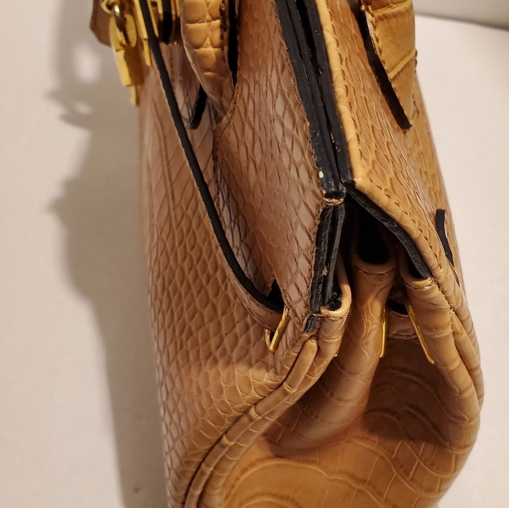 Faux Croc Tan Shoulderbag - Picture 2 of 8